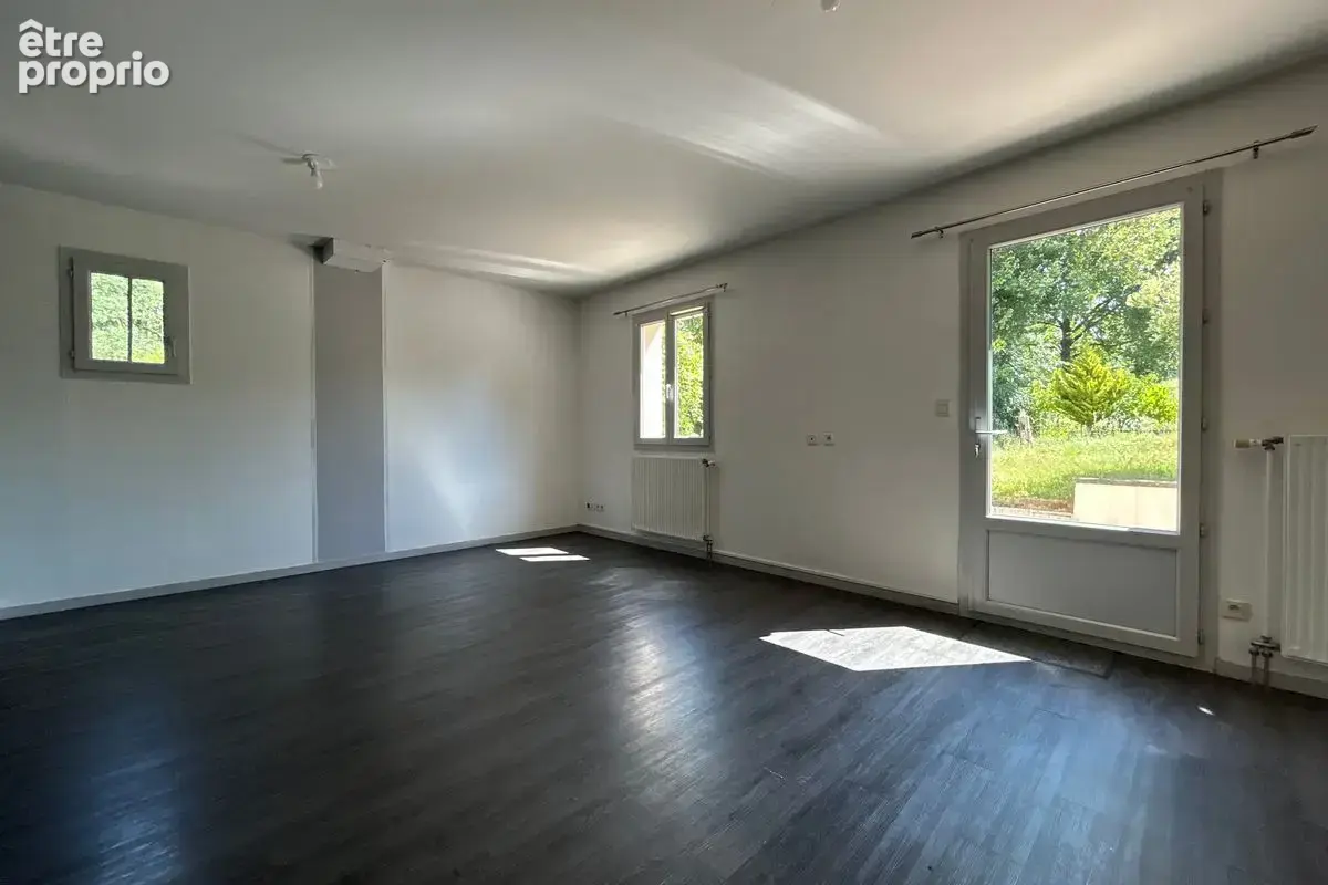 Belle opportunité à Toucy : Charmante maison T5 avec jardin, terrasse et garage ! - photo 4
