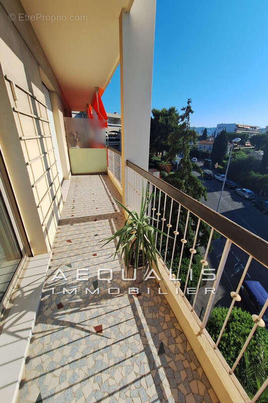 Appartement à SAINT-LAURENT-DU-VAR