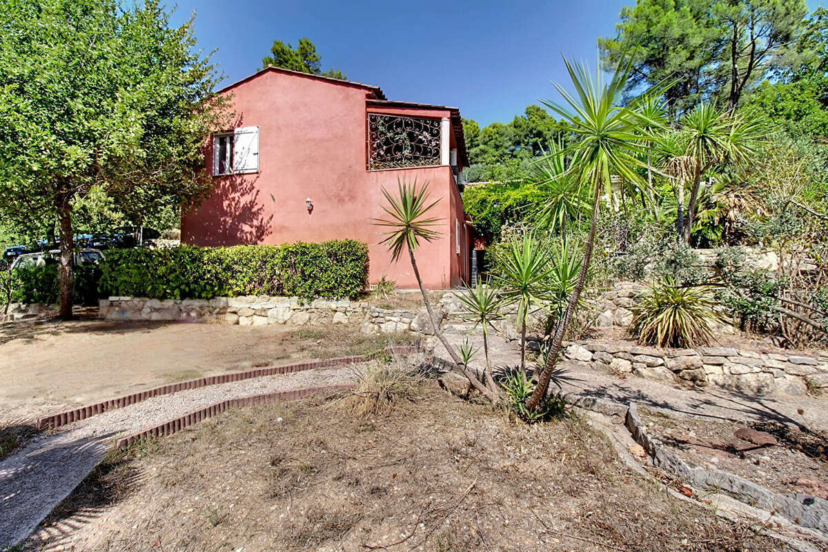 À VENDRE EN EXCLUSIVITÉ - CALLAS Maison 4 chambres avec piscine et grand terrain de 3205 m² - photo 21