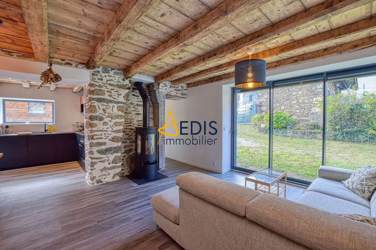 Salon maison - Maison à LA COMBE-DE-LANCEY