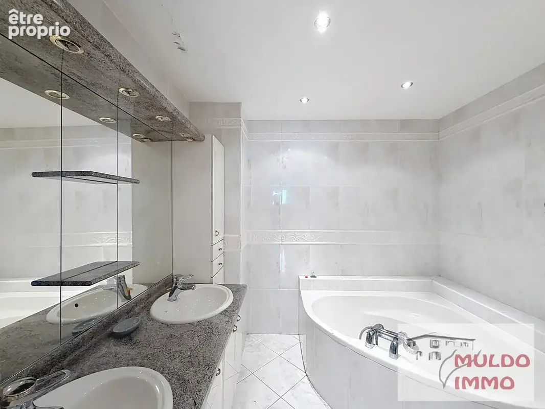 OYONNAX CENTRE – Maison 207 m² –  3 garages - photo 13