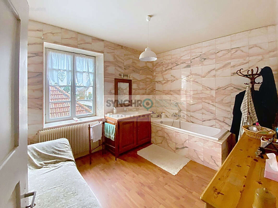 Maison de caractère avec dépendances et vaste terrain ? Un bien rare au coeur de Niederhaslach - photo 8