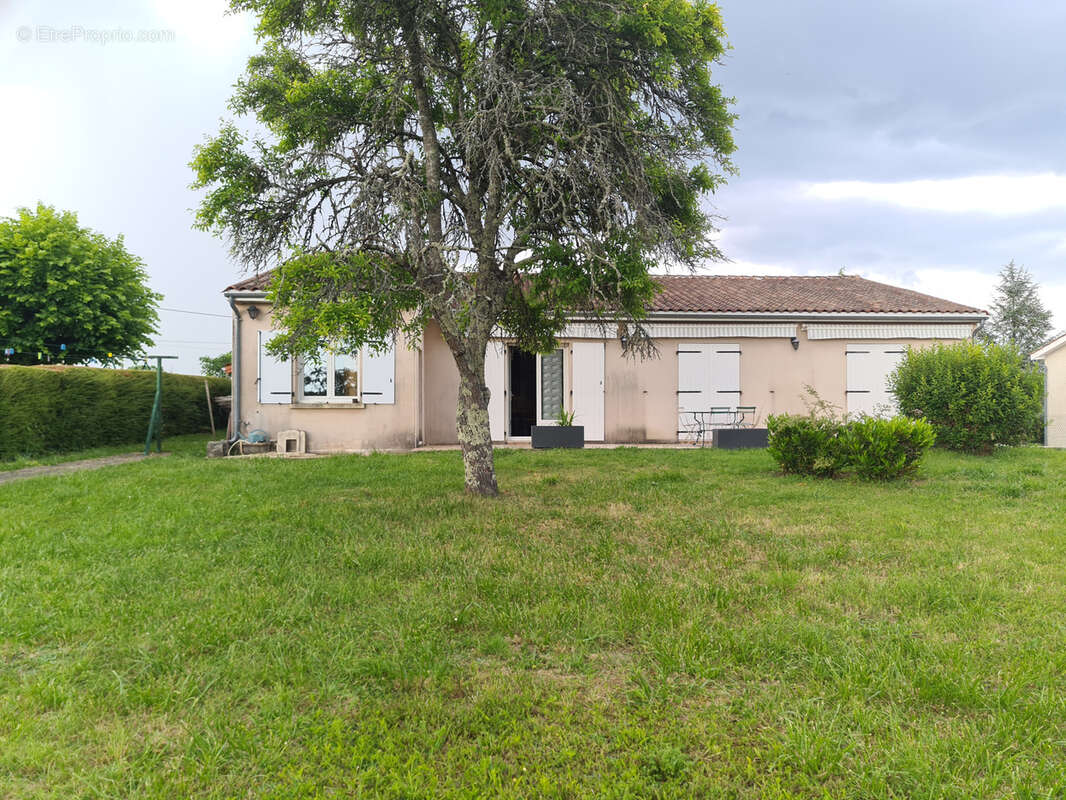 Maison à MONTMOREAU-SAINT-CYBARD