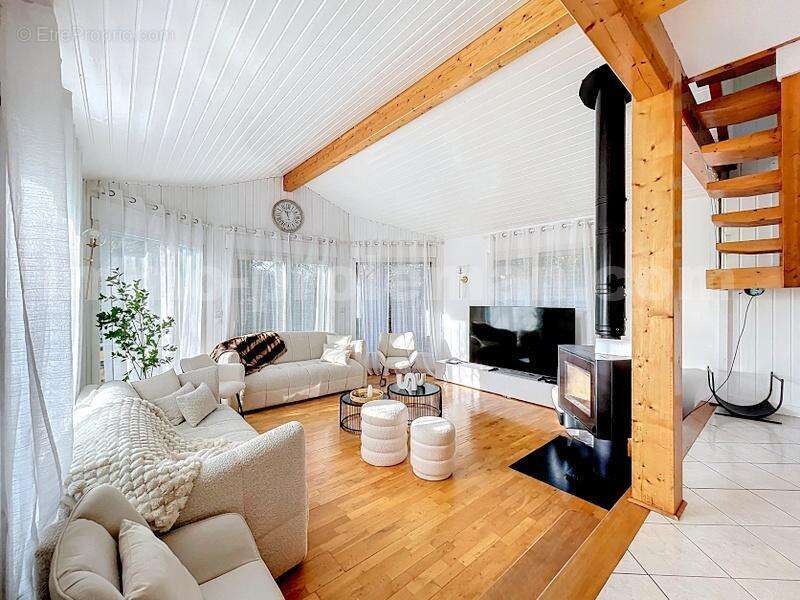 Magnifique_maison_individuelle_cranves_sales_calme_frontiere_suisse_geneve_proche_ecole_bus_ceva_piscine_ terrain_salon_sejour_ - Maison à CRANVES-SALES