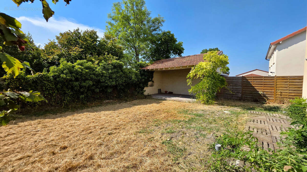 PONT-DU-CHÂTEAU / Maison individuelle de ville avec jardin, terrasse couverte et garage ! - photo 14