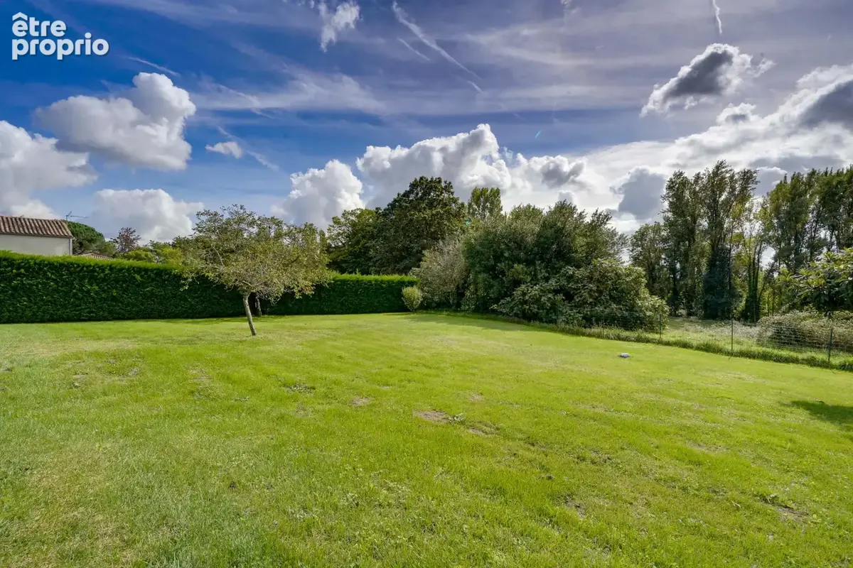 Terrain constructible de 2224m2 - photo 2
