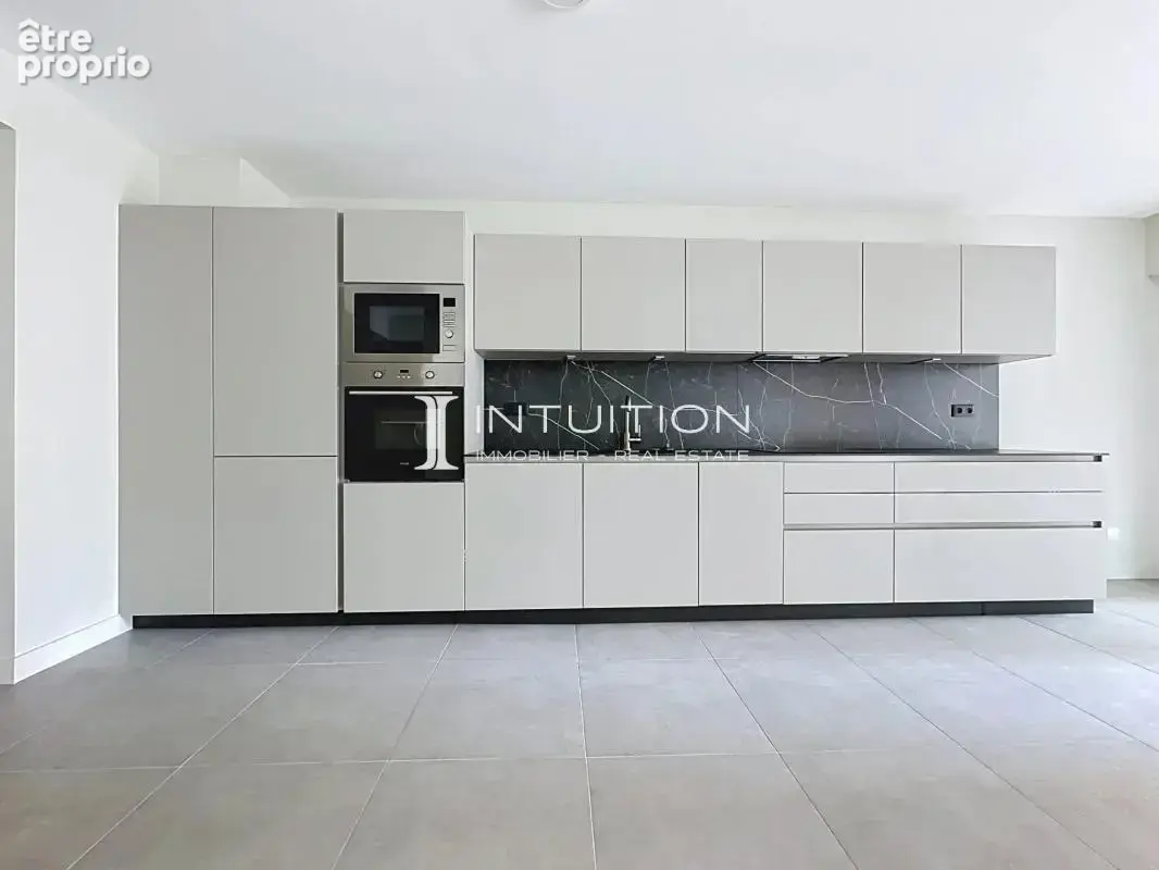 Cannes – Quartier des Anglais : élégant 3 pièces entièrement rénové avec terrasse de 17 m², garage et cave - photo 5