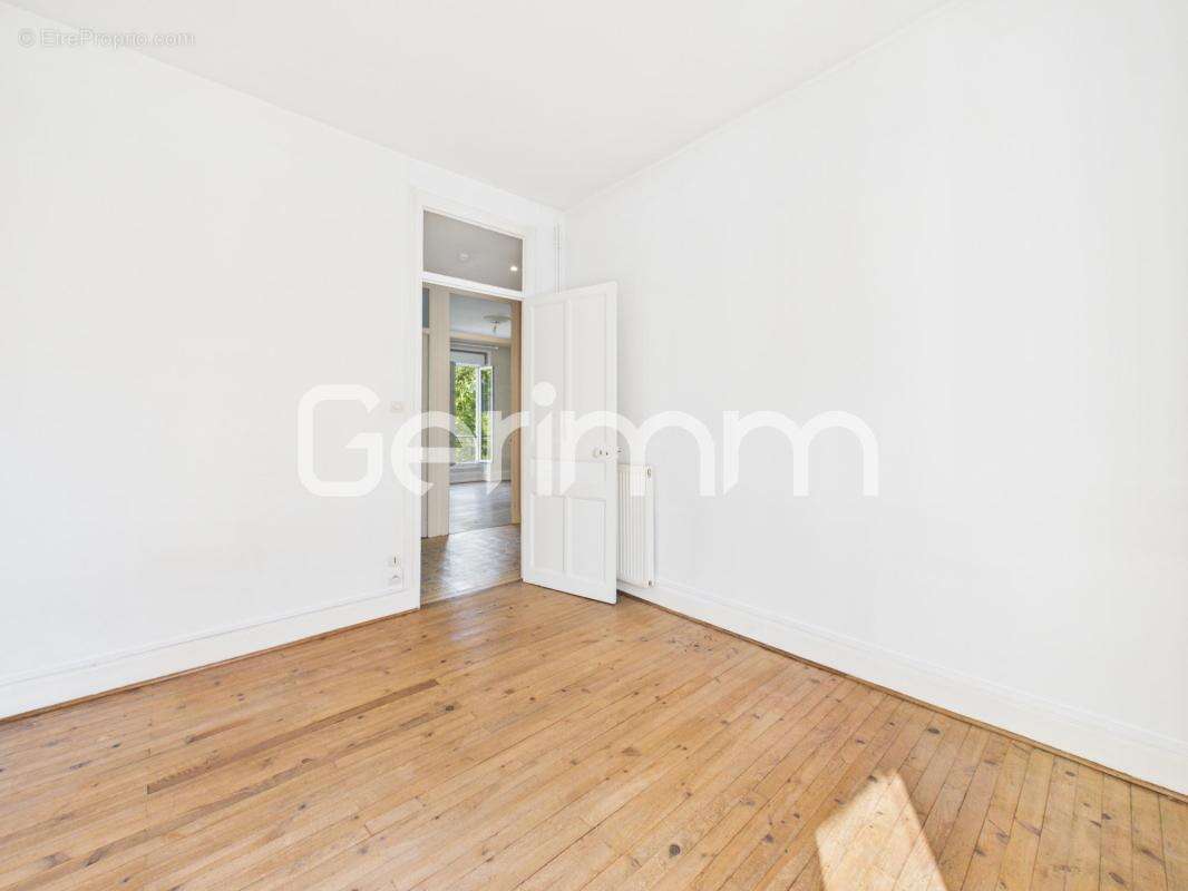 Vente - Appartement - 3 pièces + cuisine - 70 m² - 185 000 € - - photo 7