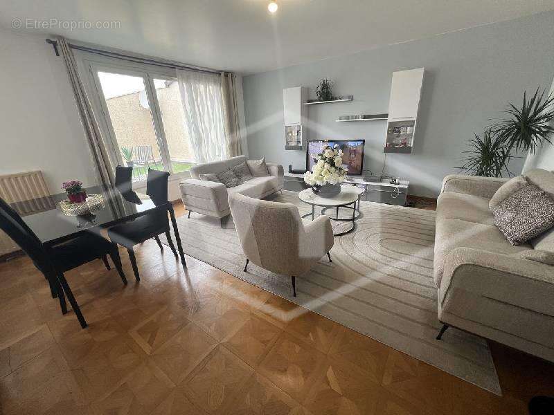 Appartement à COMBS-LA-VILLE