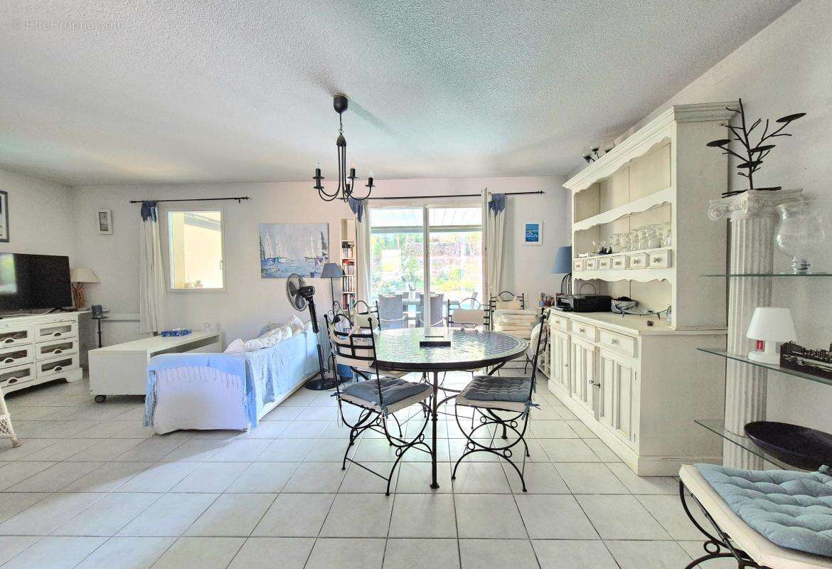 Maison familiale avec piscine a vendre a sanary secteur beaucours - photo 9