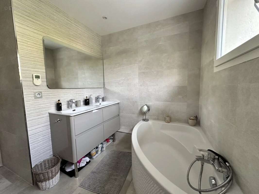 Maison à LE MESNIL-SAINT-DENIS