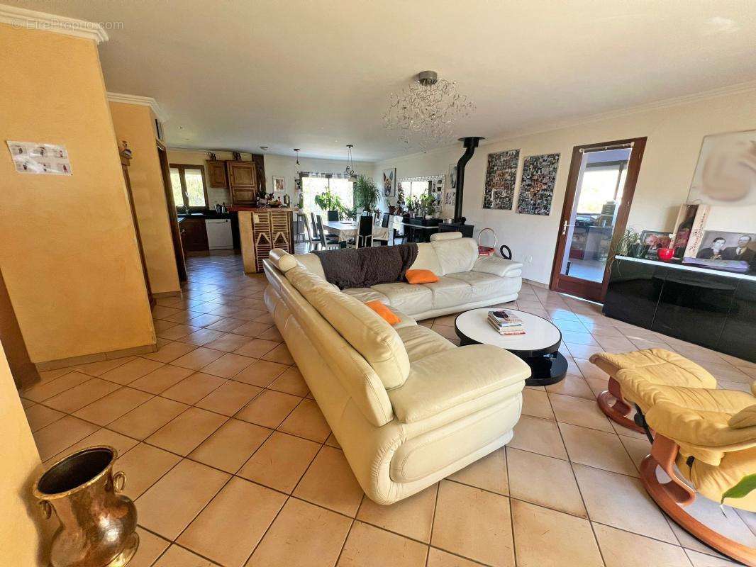 Maison à EGLISE-NEUVE-DE-VERGT