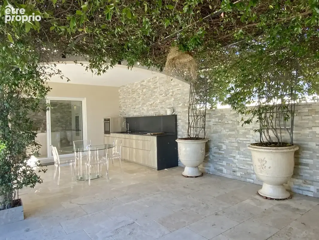 Propriété de plain pied, terrain arboré avec piscine à quelques minutes d'Uzès. - photo 2