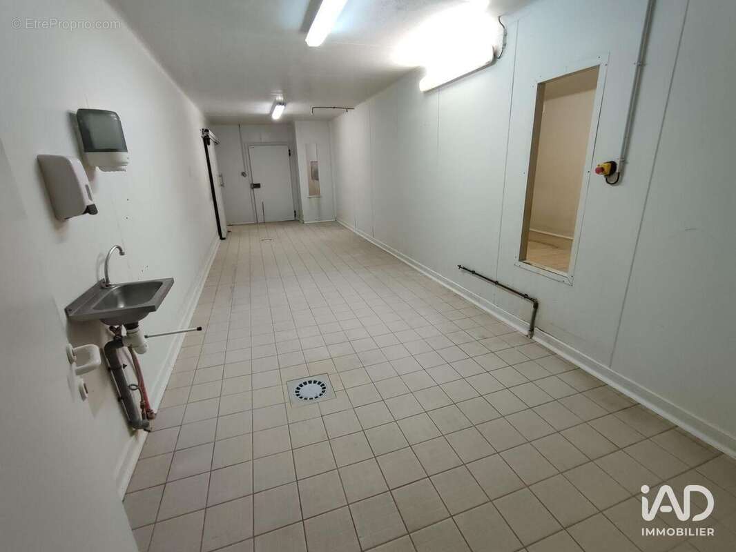 Photo 5 - Commerce à PRUNAY-LE-GILLON