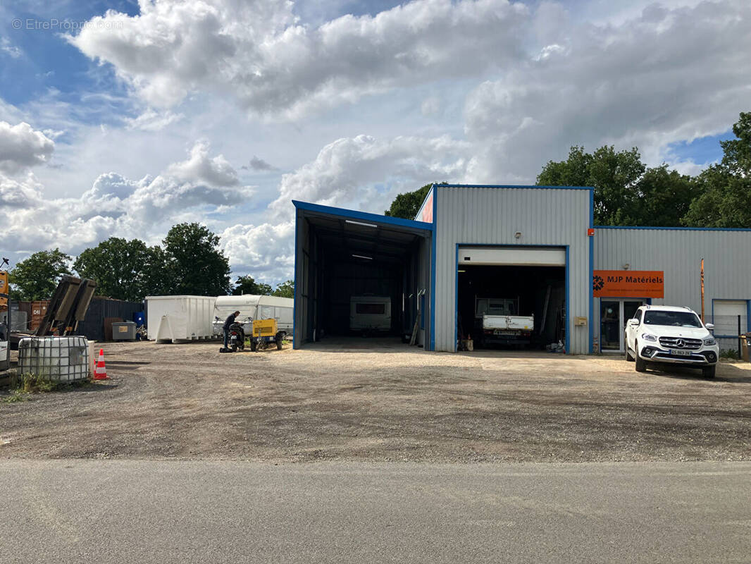 Commerce à NEUVILLE-DE-POITOU