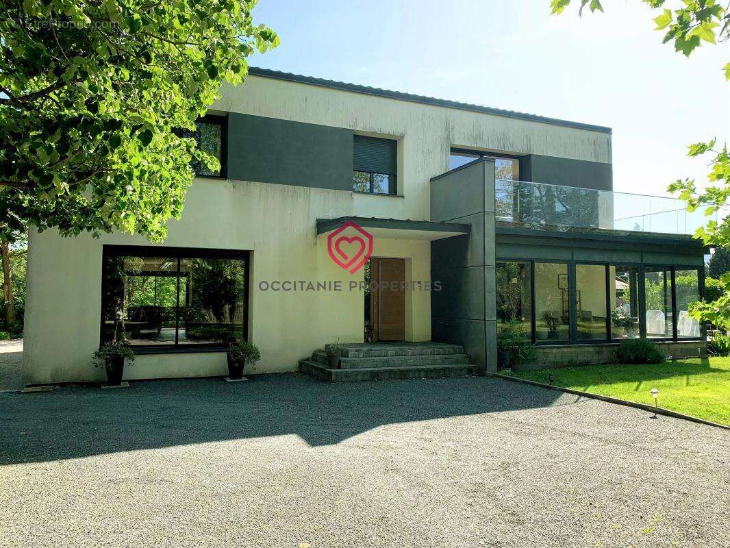 Villa d’architecte rénovée avec soin, piscine, dépendances et superbe parc arboré - photo 35