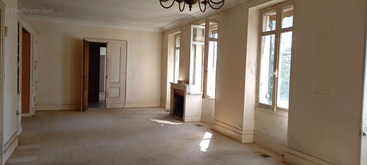 Maison pierre 7 pièces avec dépendance sur 1,13 hectare   Fort potentiel à rénover   Proche commodités - photo 4