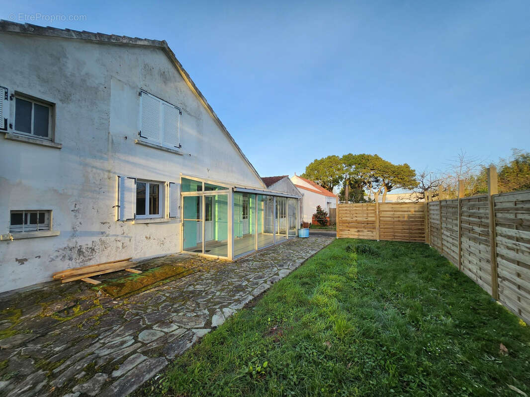 1km du centre ville, sur environ 250 m2 de terrain,  maison 100 m2  habitables avec garage - photo 12