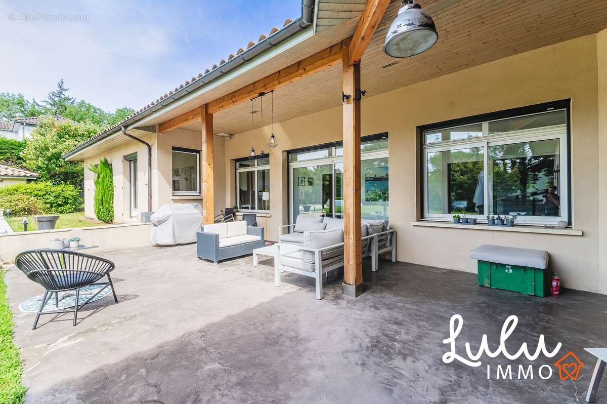 Ecully - Maison de 312 m2 habitable avec piscine, garage et cave - photo 2