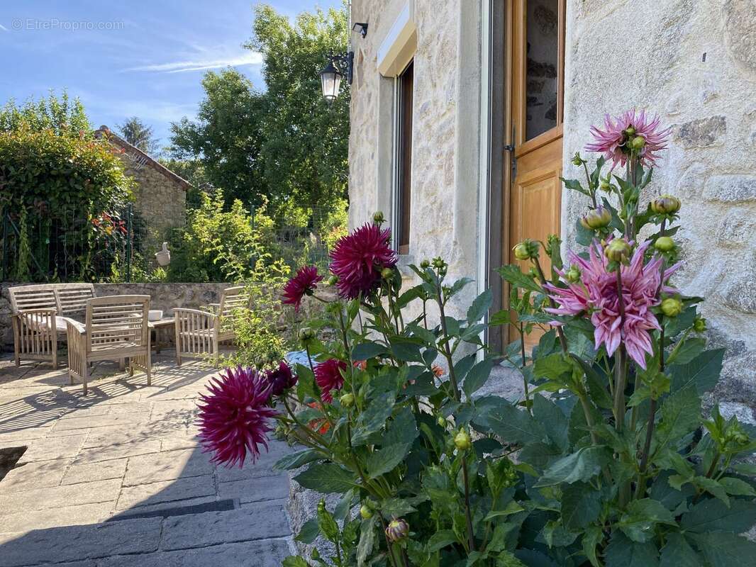 Maison 85 m² à Roziers-Saint-Georges  - photo 2