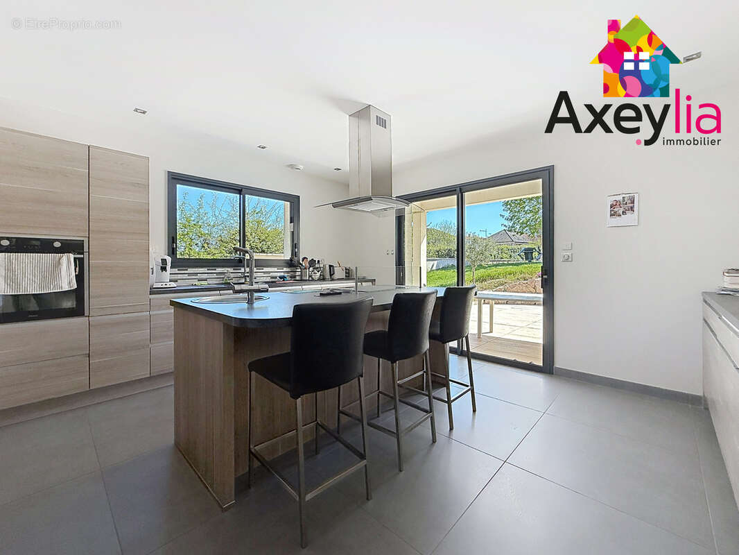 Maison à COMMELLE-VERNAY