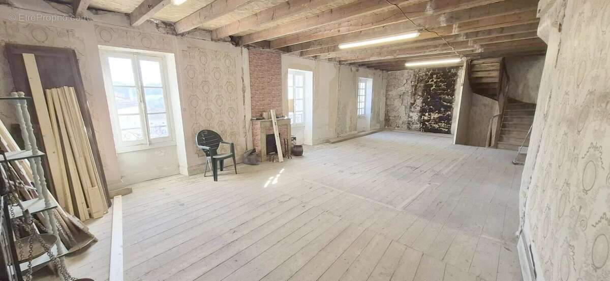Maison en pierre à rénover avec local professionnel restauré en activité. - photo 14