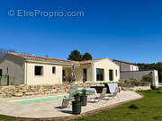 Dickjan POPPEMA d'eXp France vous propose une villa quasiment neuve avec 3 chambres, piscine, grand jardin - Maison à PIERREVERT