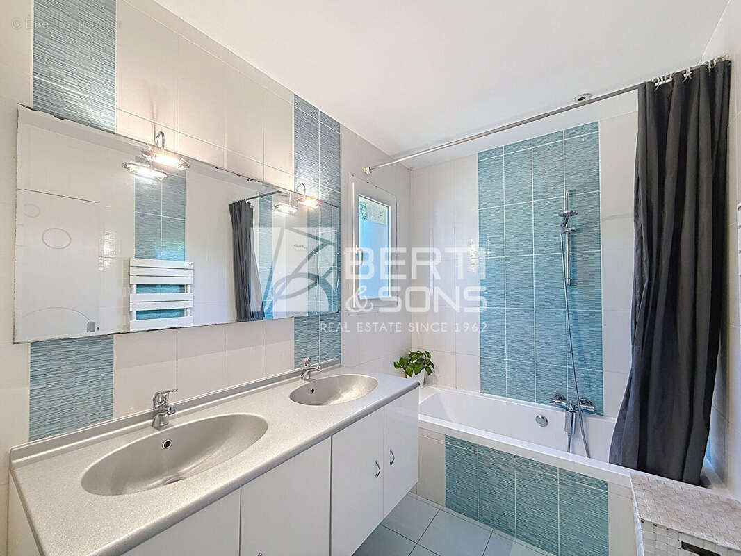 Maison à CHATEAUNEUF-GRASSE