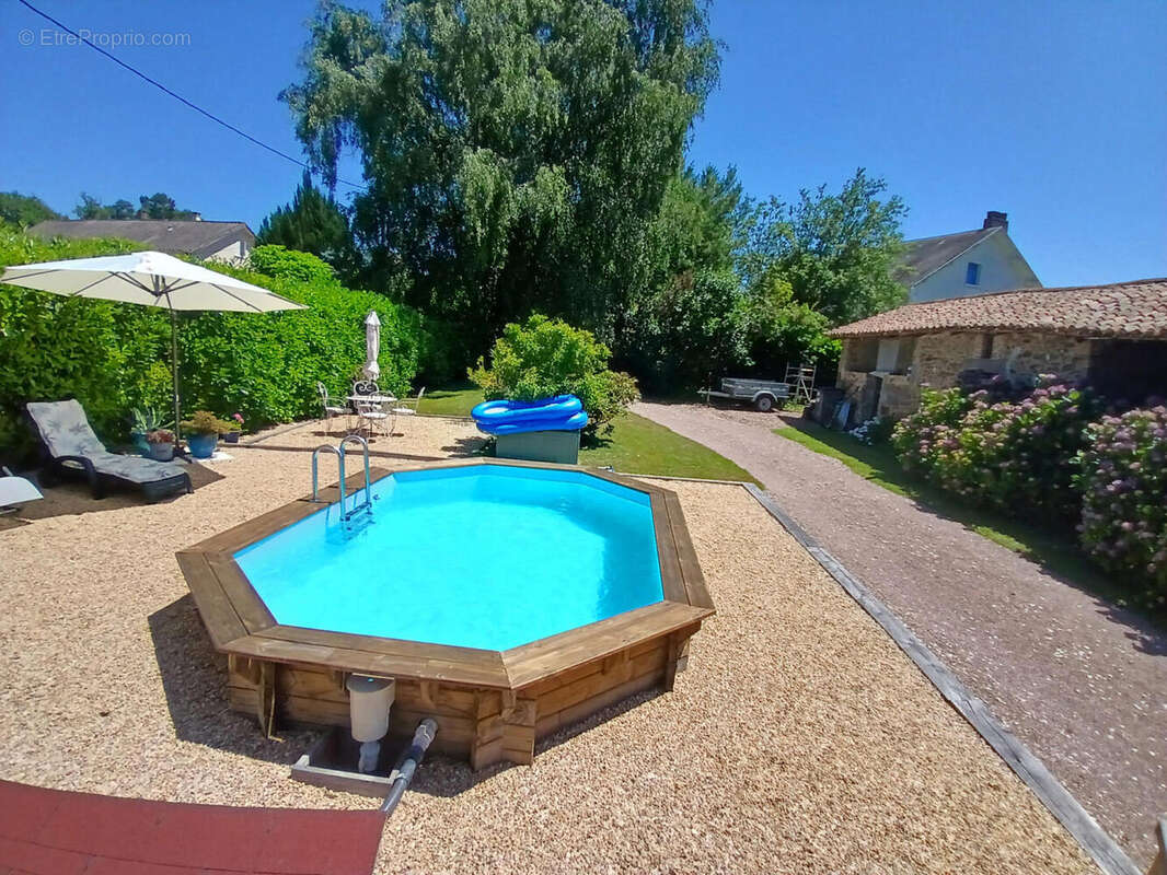 pool and outbuildings - Maison à BUSSIERE-BADIL