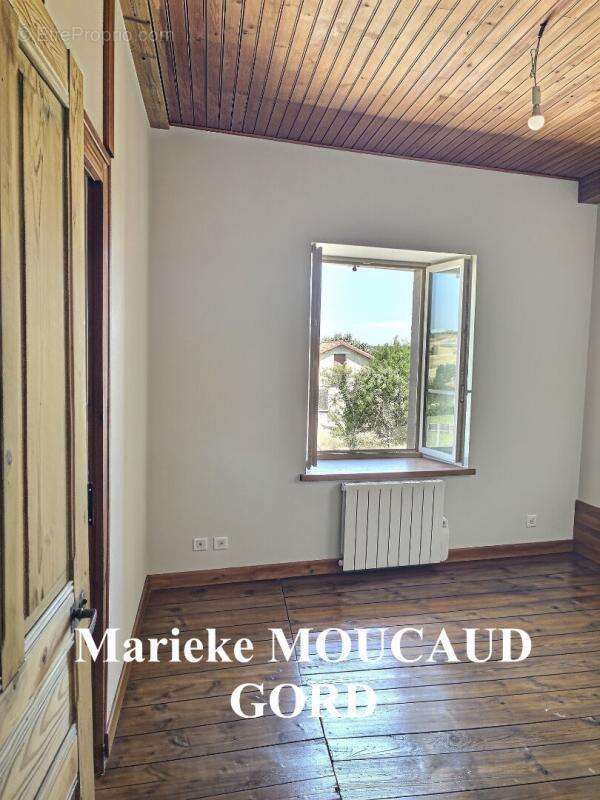 TIRANGES 43530 Belle maison de village 102m² 3 chambres, cour et garage 96 000 - photo 8