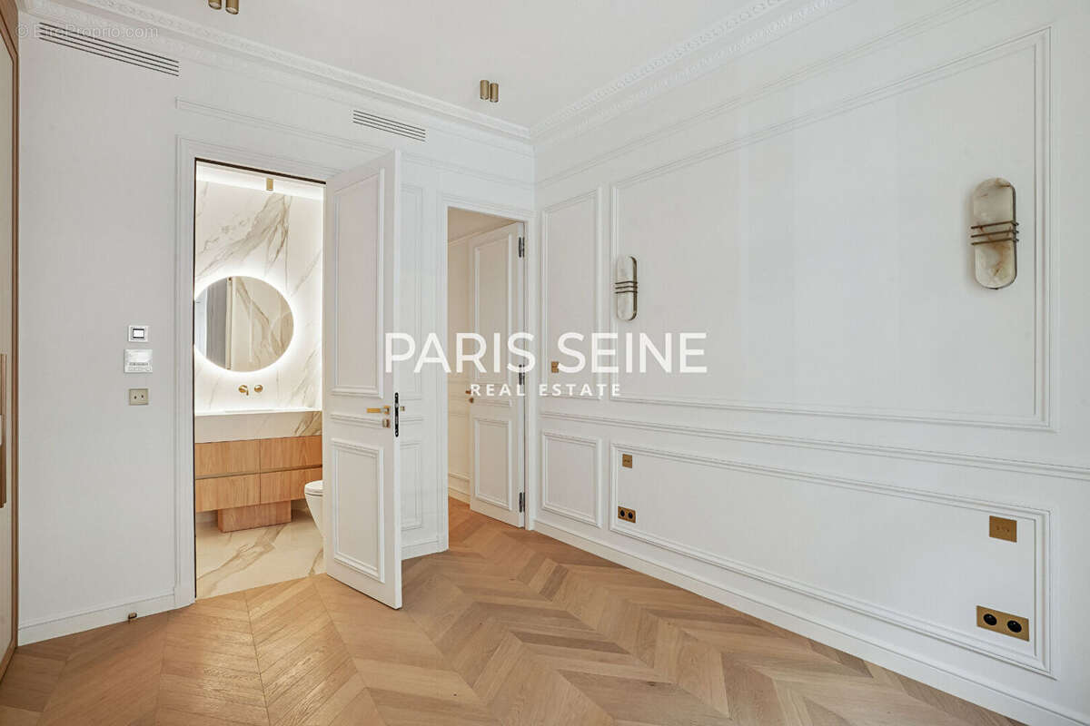 Appartement à PARIS-8E