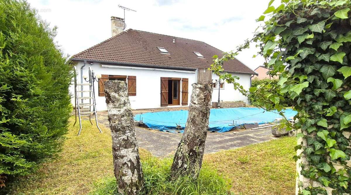 Belle Propriété ou Villa avec sa Piscine de 50 m² à réhabiliter entièrement où Maison Individuelle sur Sous-sol Complet de 223 m - photo 18