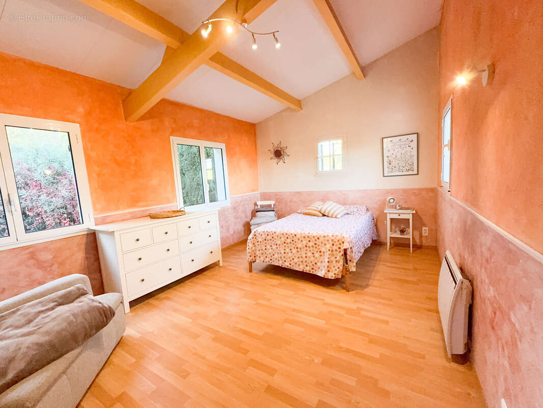 Maison à SAINT-MITRE-LES-REMPARTS