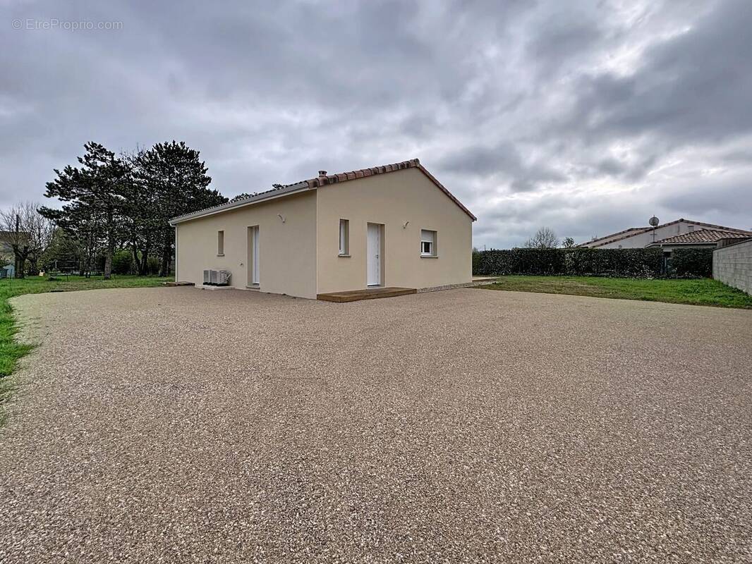 Maison à SAINT-ETIENNE-DE-TULMONT