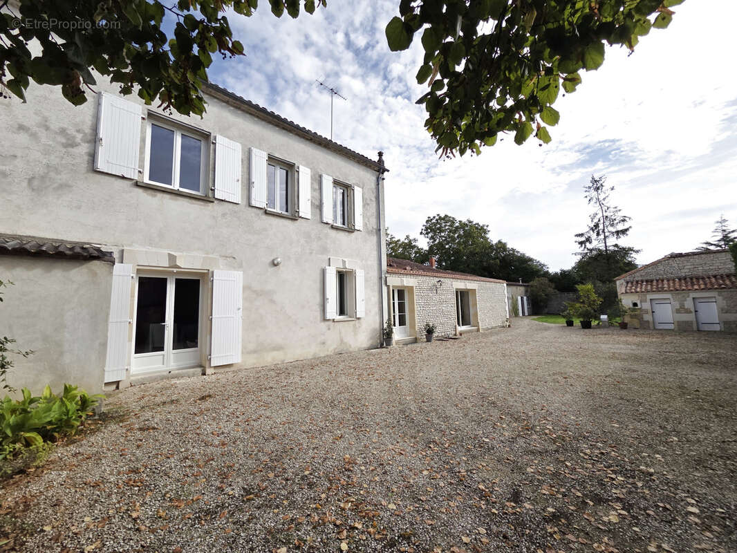 Maison à TRIAC-LAUTRAIT