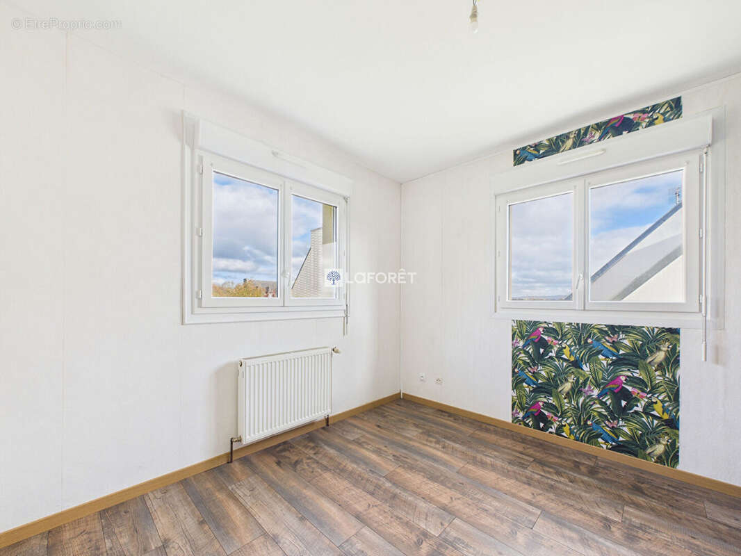 Maison à CHATEAUNEUF-DU-FAOU