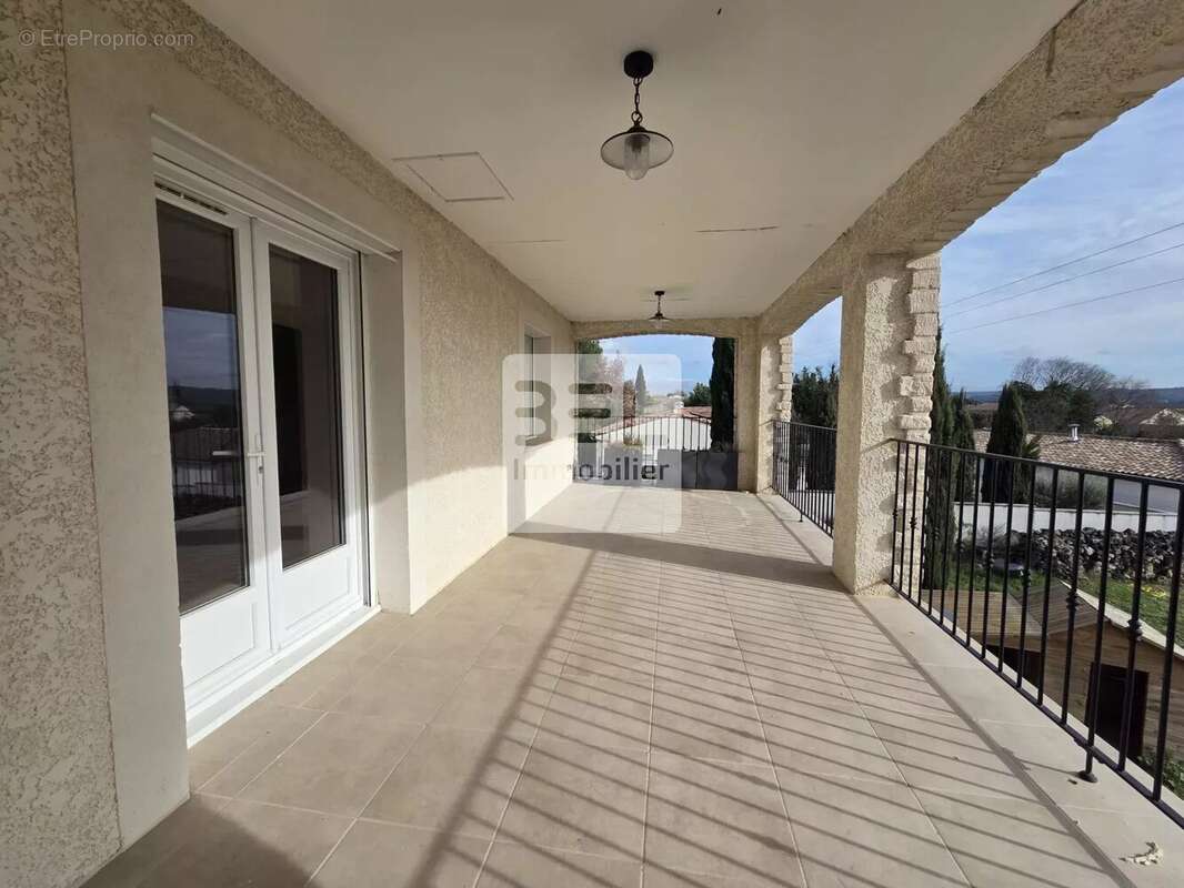 Maison à LA ROQUE-SUR-CEZE