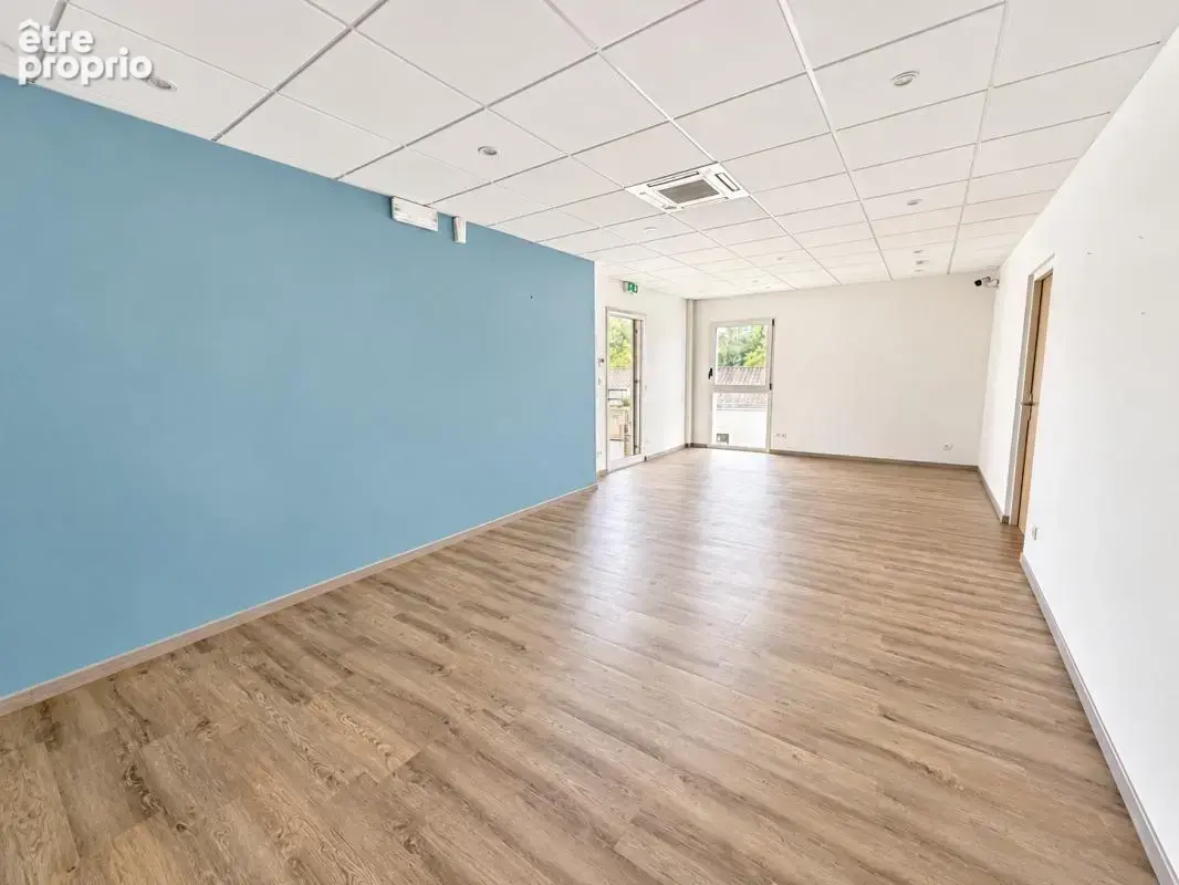 A PAREMPUYRE - Local de 81 m² avec parkings - photo 1