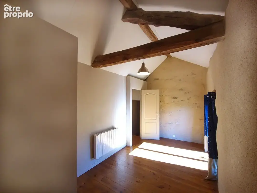 Belle et grande bâtisse dans un hameau. - photo 17