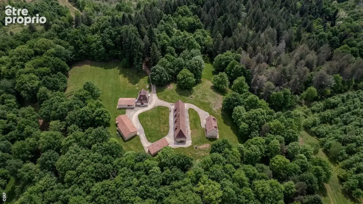 Domaine d'exception sur 100 hectares de forêt privée et bâtis en pierre. Vidéo sur demande - photo 2
