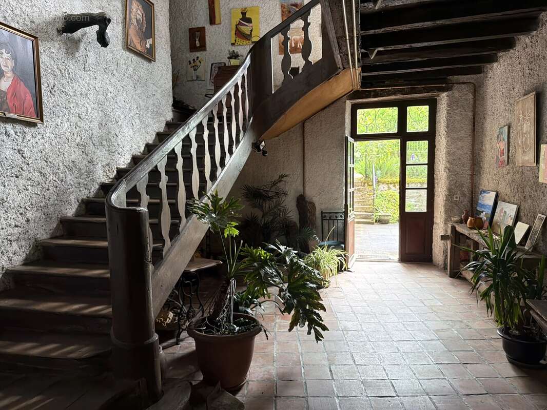 Une propriété chargée d'histoire qui évoque une atmosphère valencienne dès l'entrée - photo 8