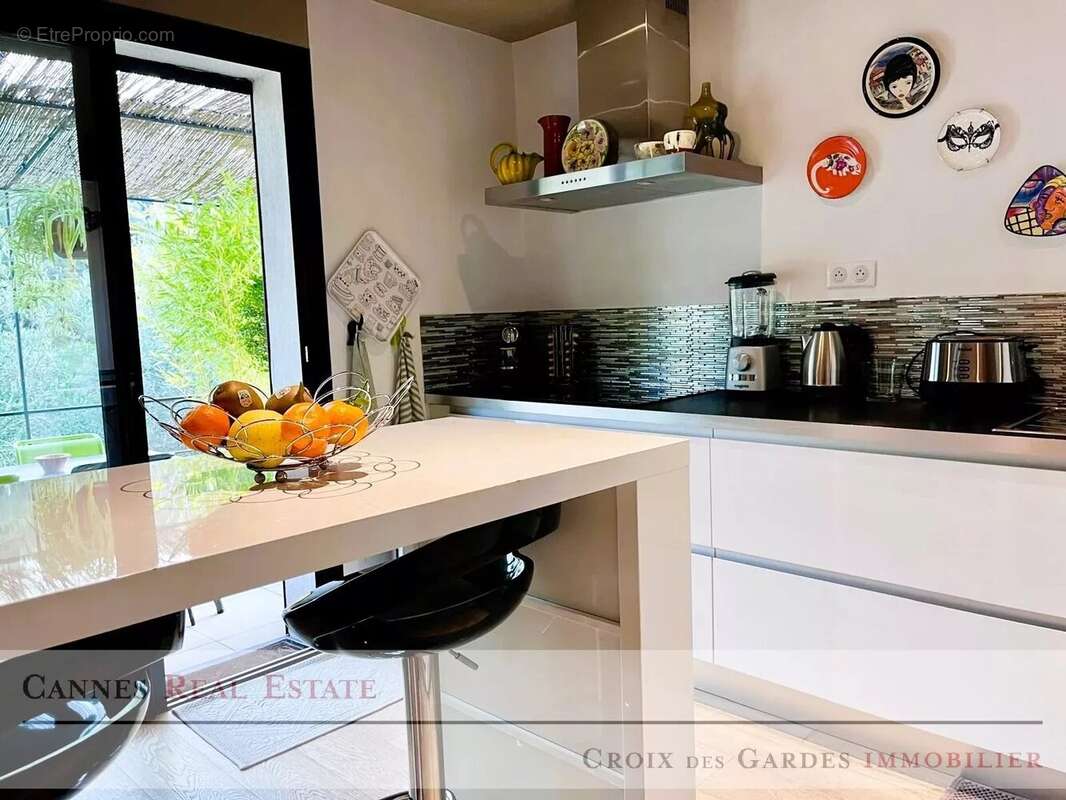 Maison au calme à pied du village avec jardin arboré et dépendance - photo 10