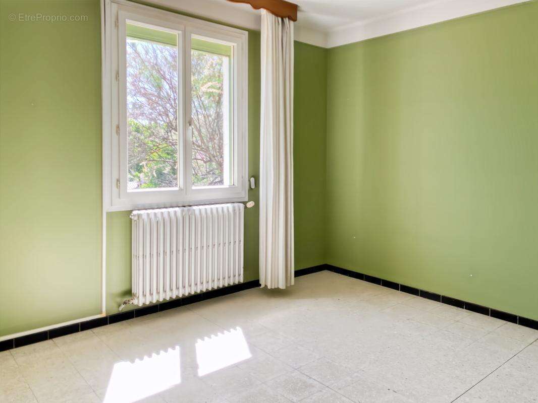 Villa familiale 125m² - 4 chambres + bureau - 2 salles d'eau- Atelier - cave - jardin- abri voitures - photo 8