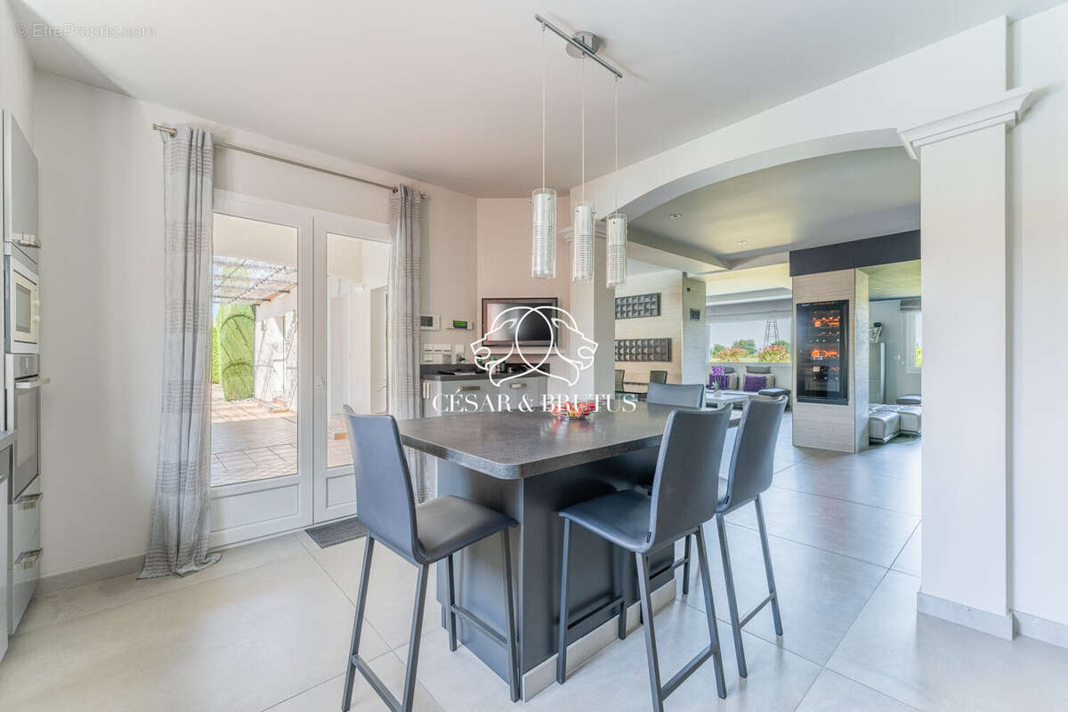 Maison 300 m² à Assieu  - photo 9