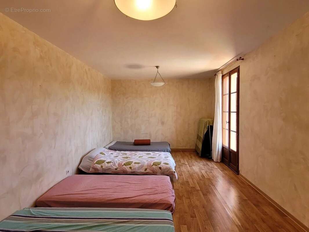 Belle maison familiale, avec piscine, dépendances et terrain de 1.7 ha - photo 9