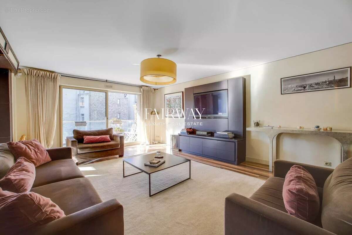 Appartement à PARIS-16E