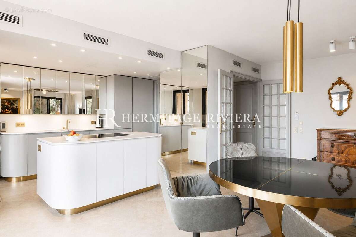 Salle à manger d'un penthouse à vendre à Cap-d'Ail