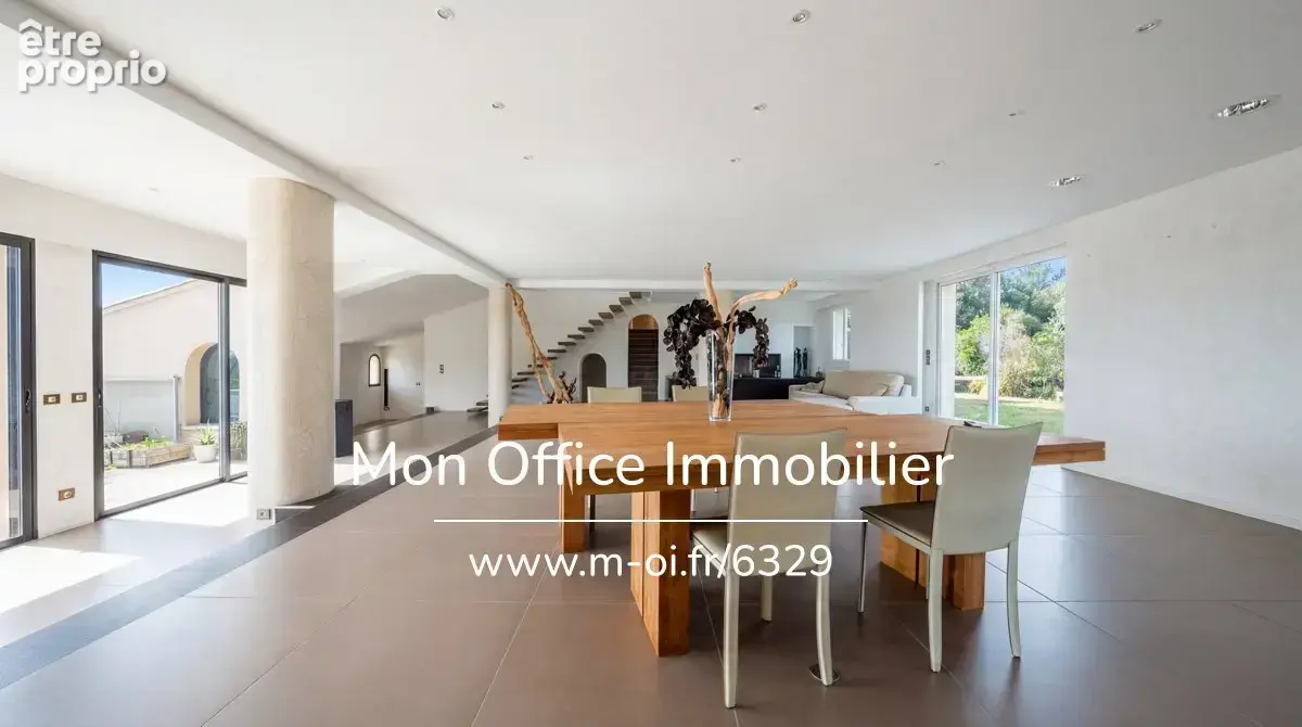 Référence : 6329-NGU. - propriété 10 pièces - 32ha - 980m2 - Vue spectaculaire sur la région et la mer - photo 7