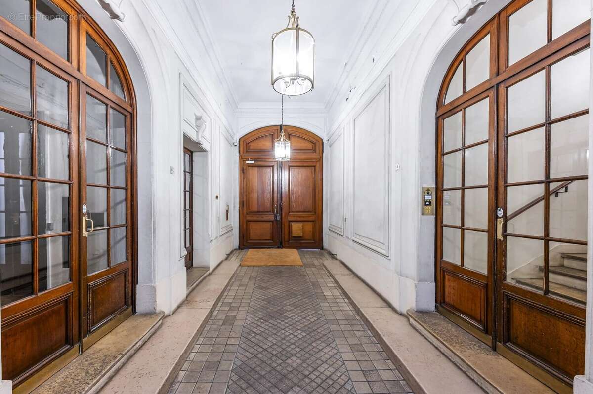 Appartement à PARIS-16E
