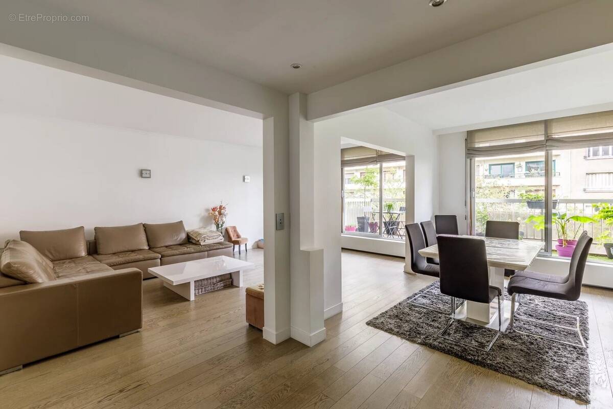 Appartement à PARIS-16E